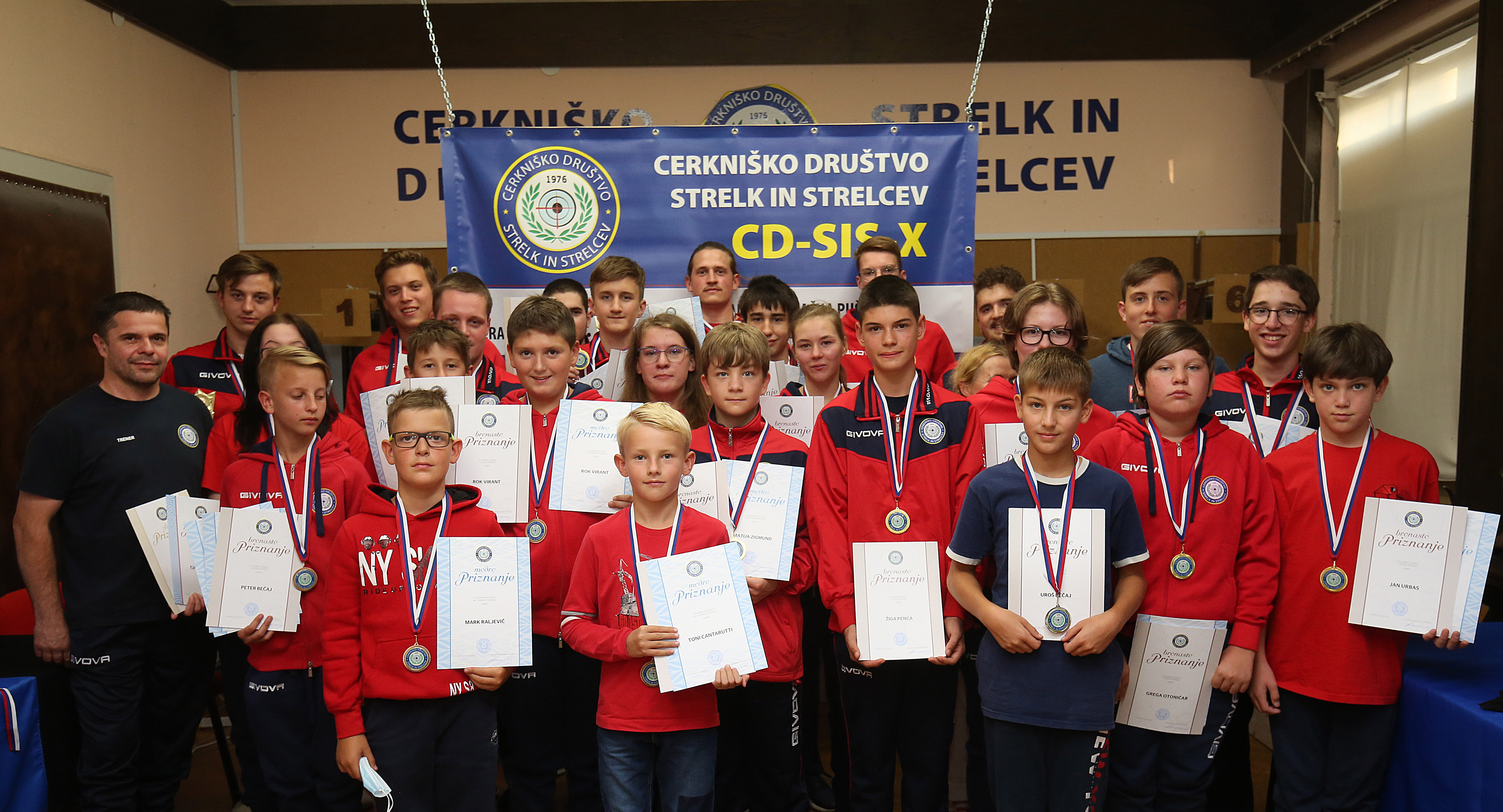 Skupinska fotografija drustva